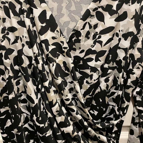 2/$20 - Larry Levine Blouse - Size Med - Picture 5 of 7